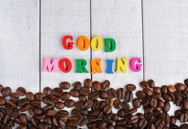 Kahve çekirdekleri. Günaydın. Kavrulmuş kahve çekirdekleri arka plan kapatın. Üst metin kopyalama yeri olan kahve çekirdekleri kazık. Kahve evi.