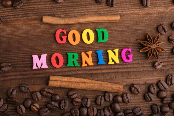 Kahve çekirdekleri. Günaydın. Kavrulmuş kahve çekirdekleri arka plan kapatın. Üst metin kopyalama yeri olan kahve çekirdekleri kazık. Kahve evi.