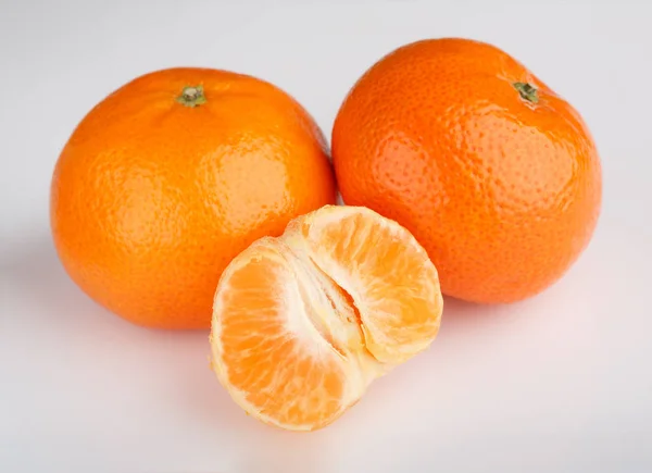 Reife Mandarine Großaufnahme Auf Weißem Hintergrund Mandarinenorange Bunte Speisen Und — Stockfoto