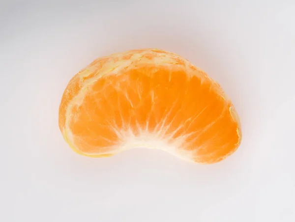 Спелый мандарин крупным планом на белом фоне. Оранжевый мандарин. Красочный натюрморт "Еда и напитки". Свежие фрукты и овощи на цветном фоне. Клементина. Цитрусовые. Свежие фрукты. Диета . — стоковое фото