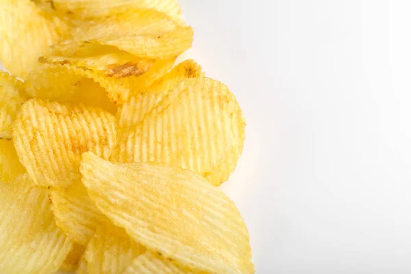 Des chips croustillantes. Restauration rapide. Des pommes de terre. Aliments gras malsains. copeaux ondulés — Photo