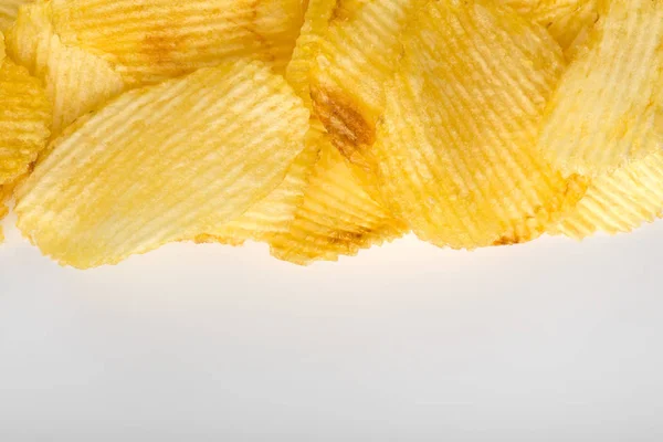 Des chips croustillantes. Restauration rapide. Des pommes de terre. Aliments gras malsains. copeaux ondulés — Photo