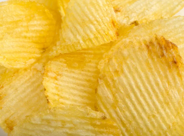 Des chips croustillantes. Restauration rapide. Des pommes de terre. Aliments gras malsains. copeaux ondulés — Photo