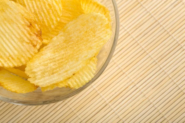 Gevrek patates cipsi. Fast Food. Patates. Yağlı sağlıksız gıdalar. Oluklu cips