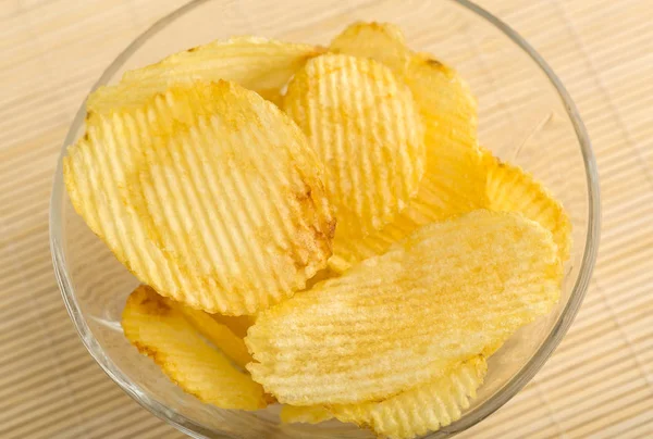 Des chips croustillantes. Restauration rapide. Des pommes de terre. Aliments gras malsains. copeaux ondulés — Photo