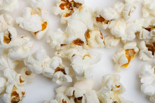 Kırmızı ve beyaz karton kutu içinde patlamış mısır. Patlamış mısır sınır üzerinde beyaz izole. Film. Fast food. Mısır