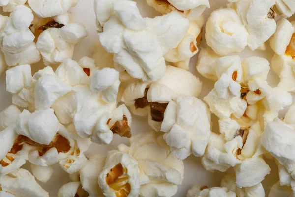 Popcorn in rot-weißem Karton. Popcorn-Rand isoliert auf weiß. Film. Fast Food. Mais — Stockfoto
