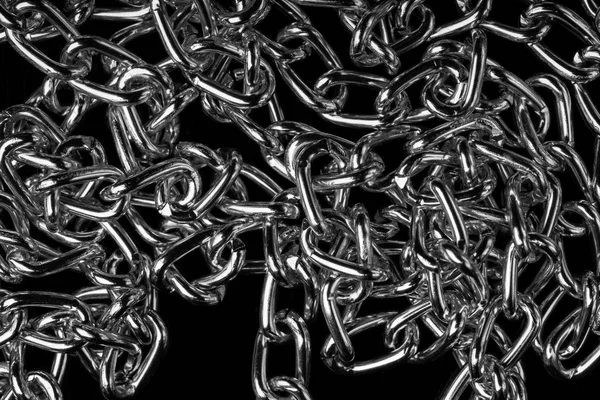 抽象金属背景 集合银首饰链上孤立的黑色背景 不同长度的金属链套 珠宝首饰 — 图库照片