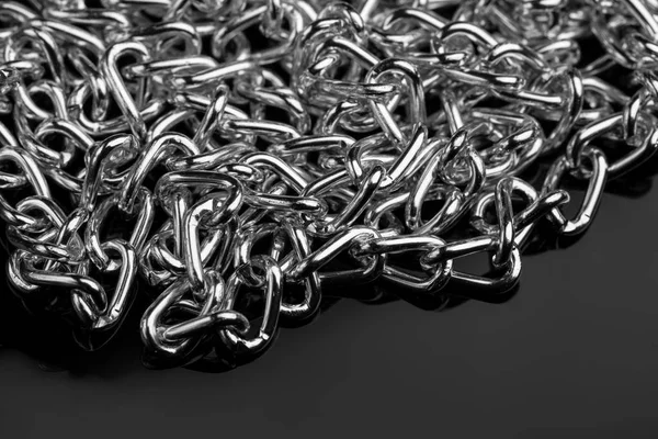 Zincir yığın - metal arka plan. Koleksiyon gümüş takı zincir izole bir siyah arka plan üzerine. Farklı uzunlukta metal zincir kümesi. Aksesuarlar. Mücevherat. Gümüş.