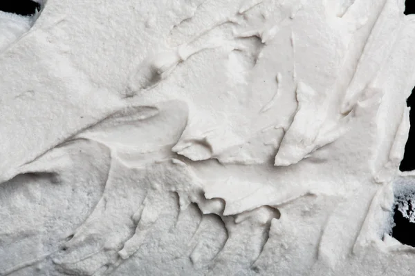 Yapısal Alçı beyaz siyah bir arka plan. Beyaz krema. boya karalama. Hamuru