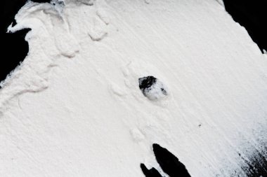 Yapısal Alçı beyaz siyah bir arka plan. Beyaz krema. boya karalama. Hamuru