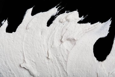 Yapısal Alçı beyaz siyah bir arka plan. Beyaz krema. boya karalama. Hamuru