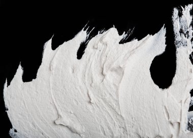 Yapısal Alçı beyaz siyah bir arka plan. Beyaz krema. boya karalama. Hamuru