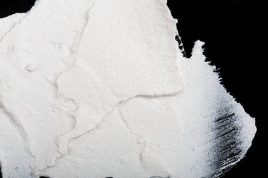 Yapısal Alçı beyaz siyah bir arka plan. Beyaz krema. boya karalama. Hamuru