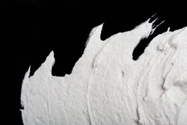 Yapısal Alçı beyaz siyah bir arka plan. Beyaz krema. boya karalama. Hamuru