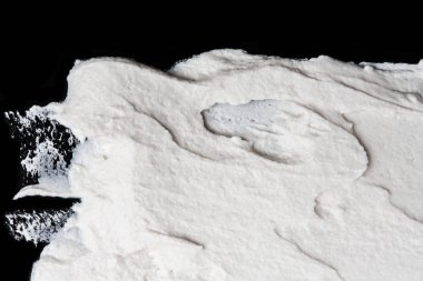 Yapısal Alçı beyaz siyah bir arka plan. Beyaz krema. boya karalama. Hamuru