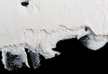 Yapısal Alçı beyaz siyah bir arka plan. Beyaz krema. boya karalama. Hamuru