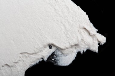 Yapısal Alçı beyaz siyah bir arka plan. Beyaz krema. boya karalama. Hamuru