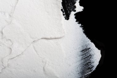 Yapısal Alçı beyaz siyah bir arka plan. Beyaz krema. boya karalama. Hamuru