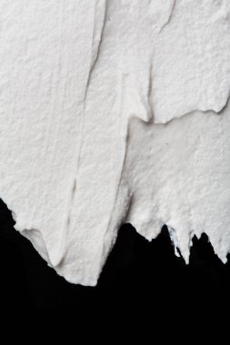 Yapısal Alçı beyaz siyah bir arka plan. Beyaz krema. boya karalama. Hamuru