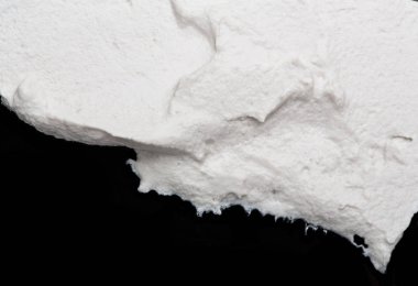 Yapısal Alçı beyaz siyah bir arka plan. Beyaz krema. boya karalama. Hamuru