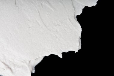 Yapısal Alçı beyaz siyah bir arka plan. Beyaz krema. boya karalama. Hamuru