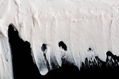 Yapısal Alçı beyaz siyah bir arka plan. Beyaz krema. boya karalama. Hamuru