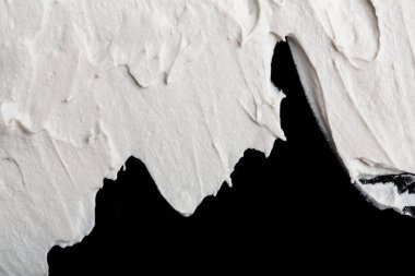 Yapısal Alçı beyaz siyah bir arka plan. Beyaz krema. boya karalama. Hamuru