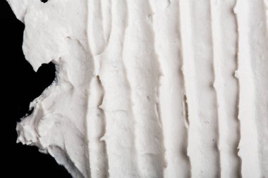 Yapısal Alçı beyaz siyah bir arka plan. Beyaz krema. boya karalama. Hamuru