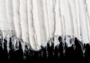 Yapısal Alçı beyaz siyah bir arka plan. Beyaz krema. boya karalama. Hamuru