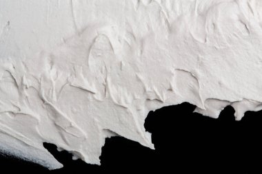 Yapısal Alçı beyaz siyah bir arka plan. Beyaz krema. boya karalama. Hamuru