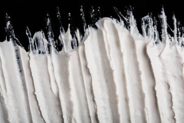 Yapısal Alçı beyaz siyah bir arka plan. Beyaz krema. boya karalama. Hamuru