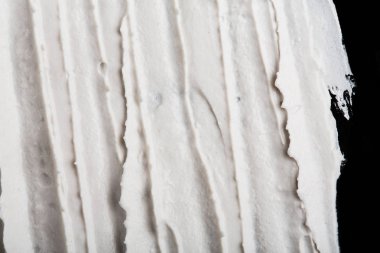 Yapısal Alçı beyaz siyah bir arka plan. Beyaz krema. boya karalama. Hamuru