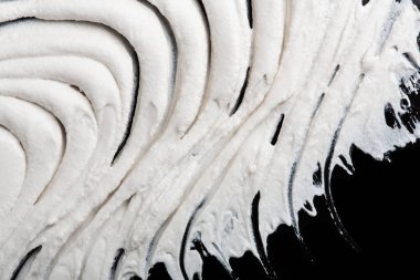 Yapısal Alçı beyaz siyah bir arka plan. Beyaz krema. boya karalama. Hamuru