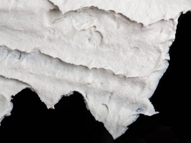 Yapısal Alçı beyaz siyah bir arka plan. Beyaz krema. boya karalama. Hamuru