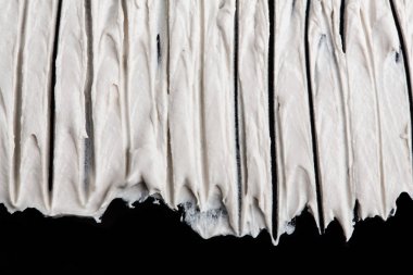 Yapısal Alçı beyaz siyah bir arka plan. Beyaz krema. boya karalama. Hamuru