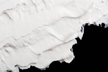 Yapısal Alçı beyaz siyah bir arka plan. Beyaz krema. boya karalama. Hamuru