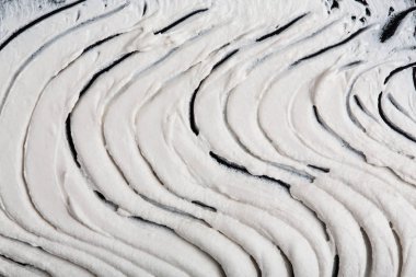 Yapısal Alçı beyaz siyah bir arka plan. Beyaz krema. boya karalama. Hamuru