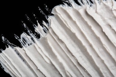 Yapısal Alçı beyaz siyah bir arka plan. Beyaz krema. boya karalama. Hamuru