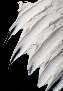 Yapısal Alçı beyaz siyah bir arka plan. Beyaz krema. boya karalama. Hamuru