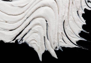 Yapısal Alçı beyaz siyah bir arka plan. Beyaz krema. boya karalama. Hamuru