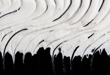 Yapısal Alçı beyaz siyah bir arka plan. Beyaz krema. boya karalama. Hamuru