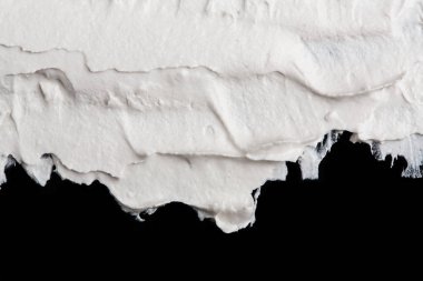 Yapısal Alçı beyaz siyah bir arka plan. Beyaz krema. boya karalama. Hamuru