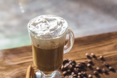 Cappuccino ve kahve çekirdekleri, tarçın. arka plan kavrulmuş kahve çekirdekleri yakın çekim. Kahve çekirdekleri ile metin için yer. Baharat. Baharat. Tarçın. Badian. Kahve evi. Latte. Kapuçino.