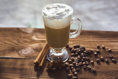 Cappuccino ve kahve çekirdekleri, tarçın. arka plan kavrulmuş kahve çekirdekleri yakın çekim. Kahve çekirdekleri ile metin için yer. Baharat. Baharat. Tarçın. Badian. Kahve evi. Latte. Kapuçino.