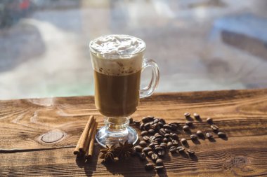 Cappuccino ve kahve çekirdekleri, tarçın. arka plan kavrulmuş kahve çekirdekleri yakın çekim. Kahve çekirdekleri ile metin için yer. Baharat. Baharat. Tarçın. Badian. Kahve evi. Latte. Kapuçino.