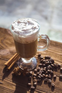 Cappuccino ve kahve çekirdekleri, tarçın. arka plan kavrulmuş kahve çekirdekleri yakın çekim. Kahve çekirdekleri ile metin için yer. Baharat. Baharat. Tarçın. Badian. Kahve evi. Latte. Kapuçino.