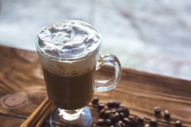 Cappuccino ve kahve çekirdekleri, tarçın. arka plan kavrulmuş kahve çekirdekleri yakın çekim. Kahve çekirdekleri ile metin için yer. Baharat. Baharat. Tarçın. Badian. Kahve evi. Latte. Kapuçino.