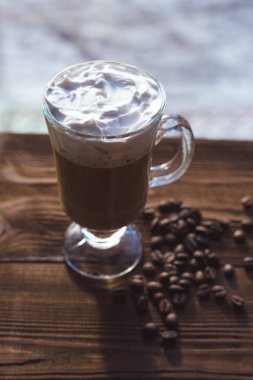 Cappuccino ve kahve çekirdekleri, tarçın. arka plan kavrulmuş kahve çekirdekleri yakın çekim. Kahve çekirdekleri ile metin için yer. Baharat. Baharat. Tarçın. Badian. Kahve evi. Latte. Kapuçino.