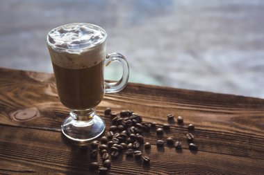 Cappuccino ve kahve çekirdekleri, tarçın. arka plan kavrulmuş kahve çekirdekleri yakın çekim. Kahve çekirdekleri ile metin için yer. Baharat. Baharat. Tarçın. Badian. Kahve evi. Latte. Kapuçino.